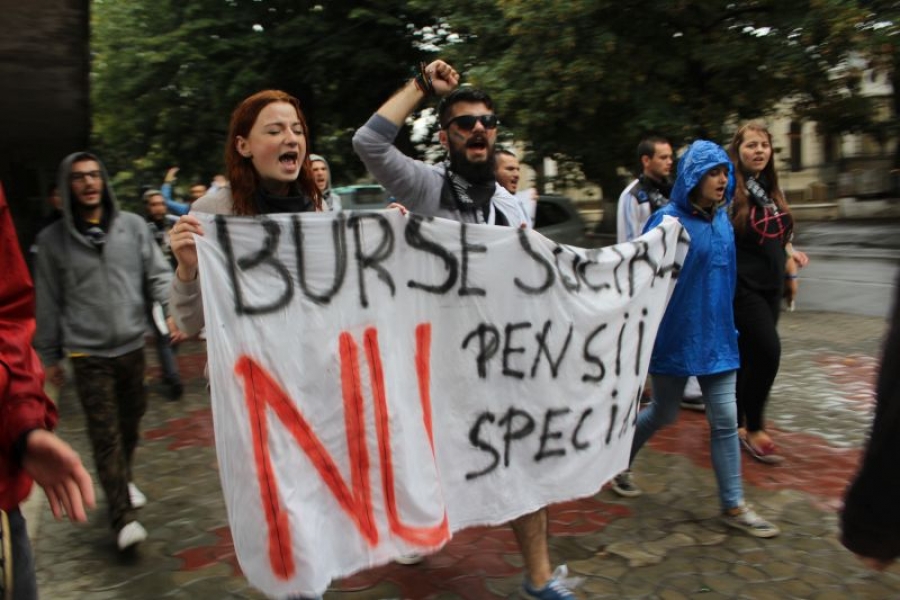 Peste 300 de studenţi au PROTESTAT, vineri, la Galaţi. ”Vrem o reacţie din partea parlamentarilor” (FOTO și VIDEO)