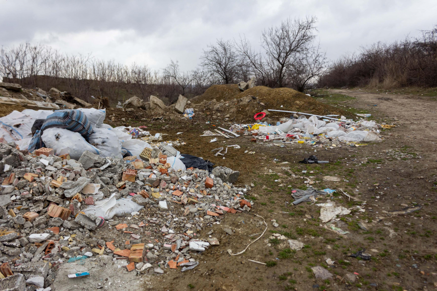 O livadă de la marginea Galațiului a ajuns groapă de gunoi (FOTO)