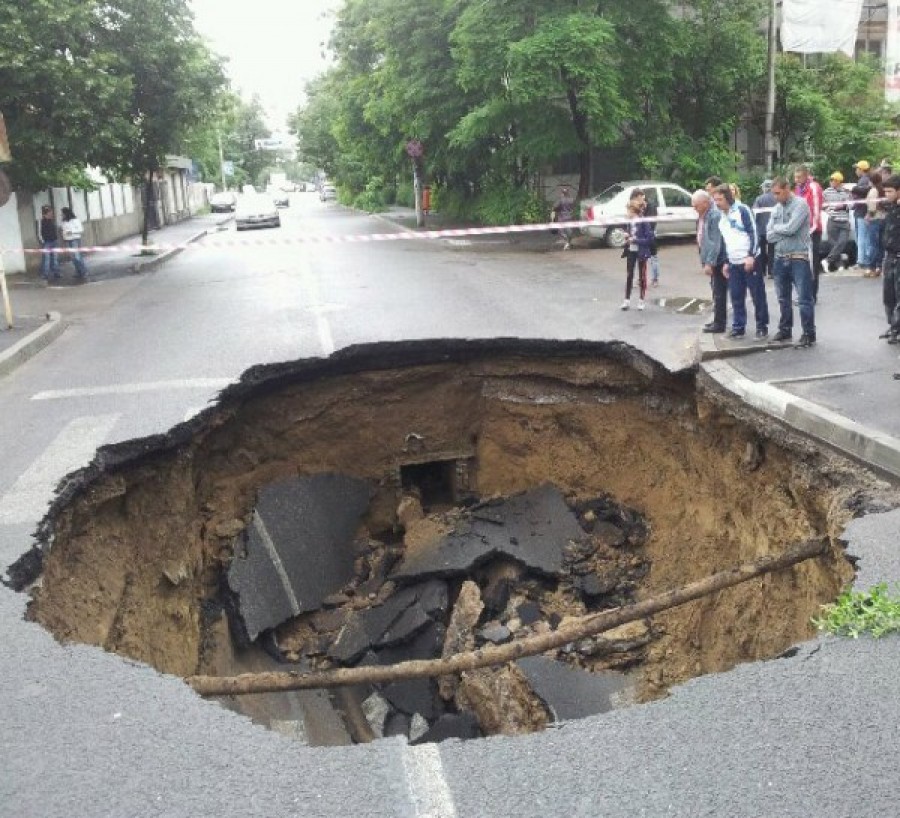 Începe astuparea craterului de pe strada Oltului