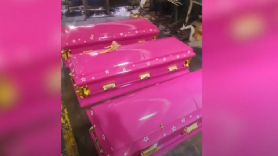 Mania Barbie prinde viață în lumea funerară din El Salvador