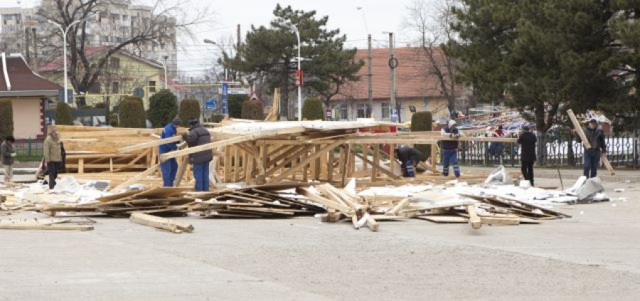 La două săptămâni după avariere, butaforia de la Sala Sporturilor, dusă în depozit