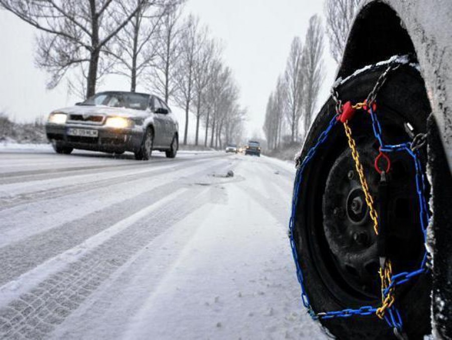 Circulaţie îngreunată pe drumuri naţionale din cinci judeţe, din cauza zăpezii 