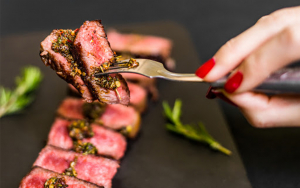 La categoria carne roşie este inclusă carnea de vită, cea de porc, precum şi vânatul