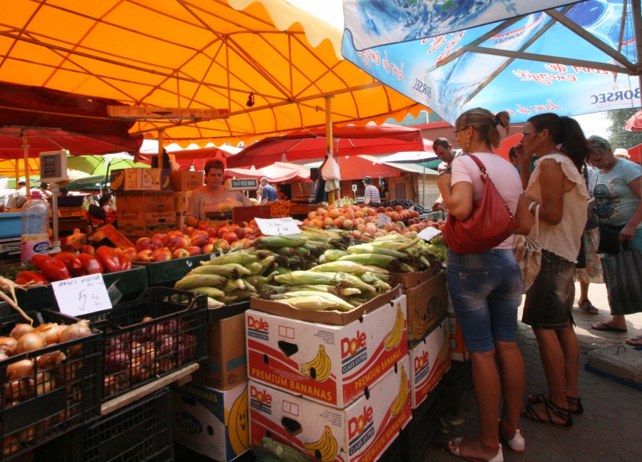 PRODUCĂTORII gălățeni, nevoiți să-și facă REZERVARE la tarabe