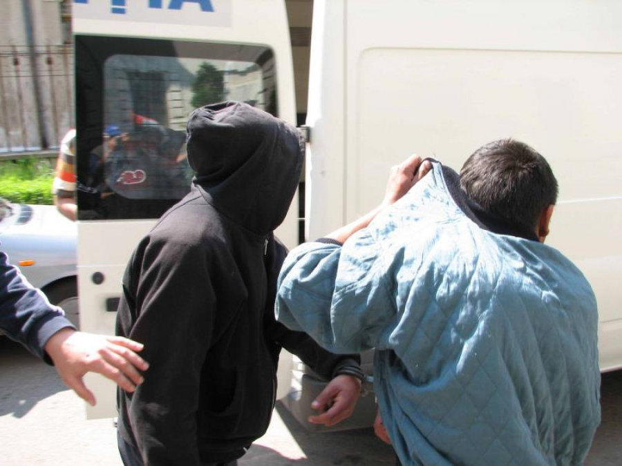 Hoți arestați după ce au atacat în magazine și într-un taxi
