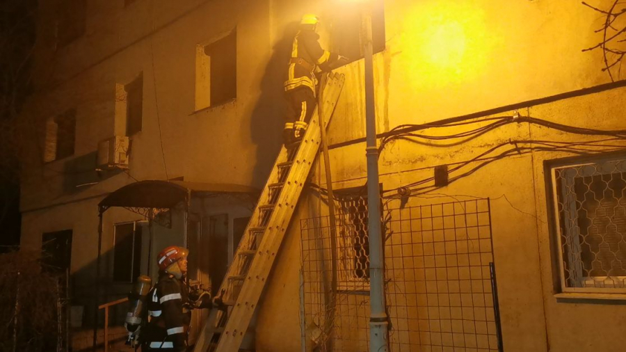 Alarmă de gradul zero într-un bloc din Centru. Zeci de persoane evacuate, după ce un apartament a luat foc