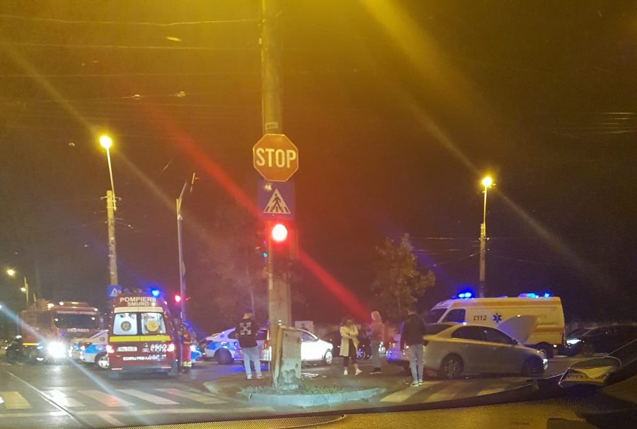 Accident cu doi răniți, într-o intersecție periculoasă