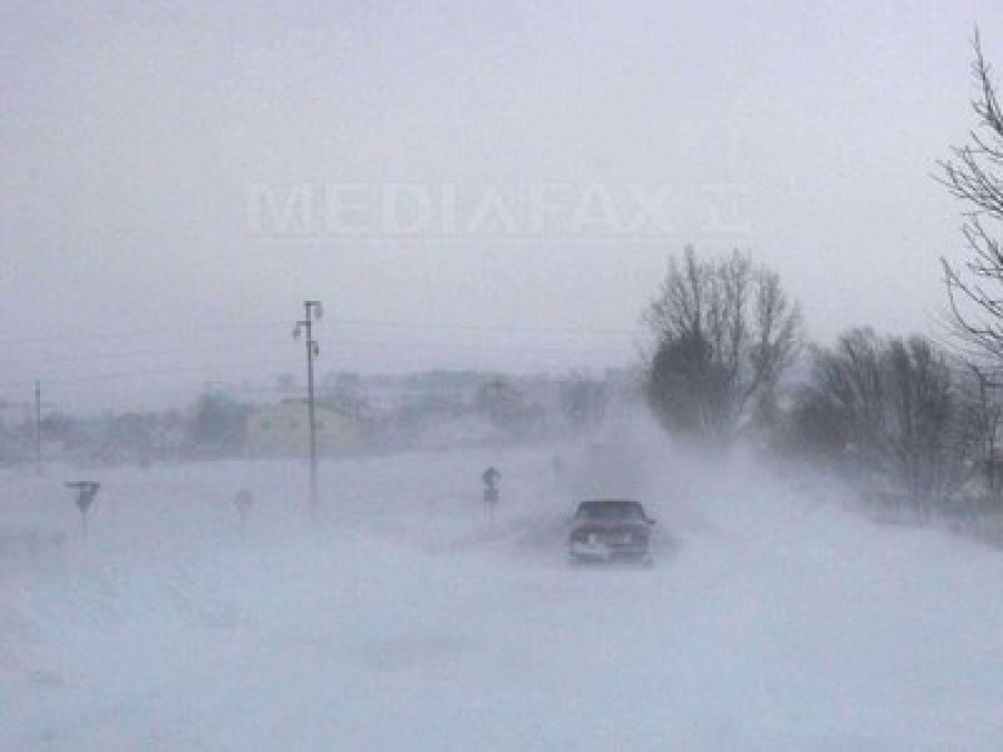 Ploaie, ninsoare şi vânt în toată ţara, de sâmbătă până duminică dimineaţă