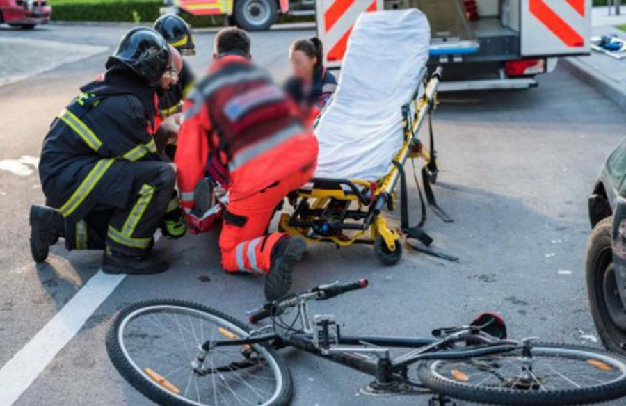 Biciclist accidentat în sensul giratoriu