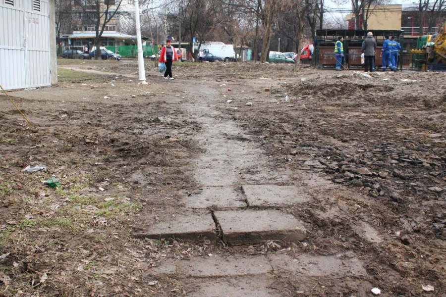 COMPLEXUL ANCORA a mai făcut doi ”pui”. GARAJE DEMOLATE, noroi şi mizerie - RESTRUCTURAREA URBANĂ aşteaptă! (FOTO)