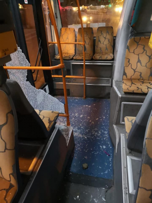 Călători puşi în pericol într-un autobuz vandalizat