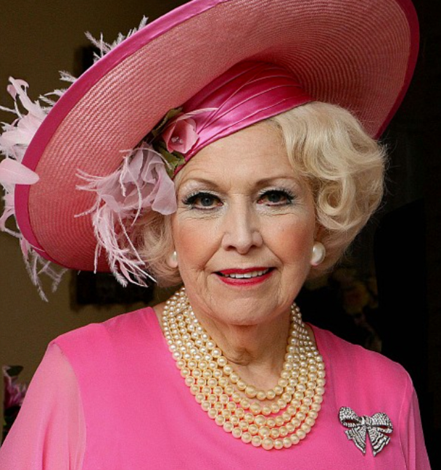 Oameni de seamă. Barbara Cartland, cea mai prolifică scriitoare din lume