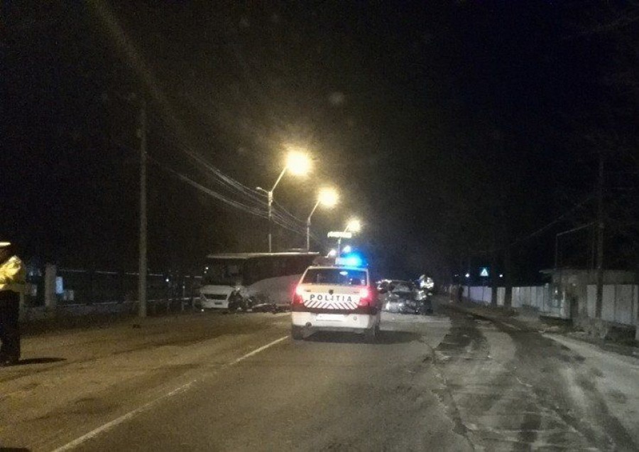 ACCIDENT GRAV pe strada Traian. Un AUTOBUZ a fost lovit în plin de un BMW la ieşirea din Galaţi