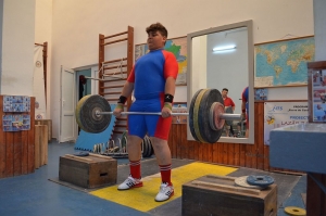 Are peste ”suta de kile” şi NU e vorba de obezitate. Un uriaş de 12 ani, ”comoara” din SALA DE HALTERE