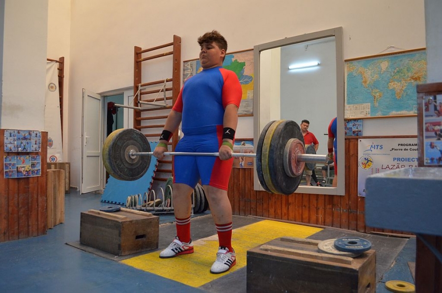 Are peste ”suta de kile” şi NU e vorba de obezitate. Un uriaş de 12 ani, ”comoara” din SALA DE HALTERE