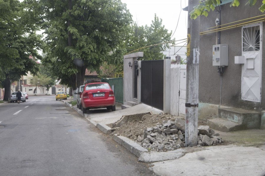 Gropi şi trotuare „accesorizate” cu pietre pe strada Mihai Eminescu (FOTO)