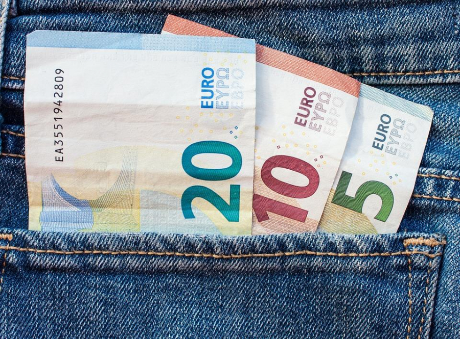 Românii trimit din ce în ce mai mulți bani acasă. Ne apropiem de pragul de 3 miliarde de euro!