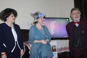 În imagine - Violeta Craiu, alături de muzeografa Brînduşa Ilie şi Victor Cilincă, la Brăila