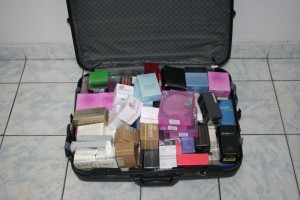 AFACERE cu miros PENAL. Doi gălăţeni care vindeau PARFUMURI &quot;de lux&quot; au fost săltaţi de poliţie
