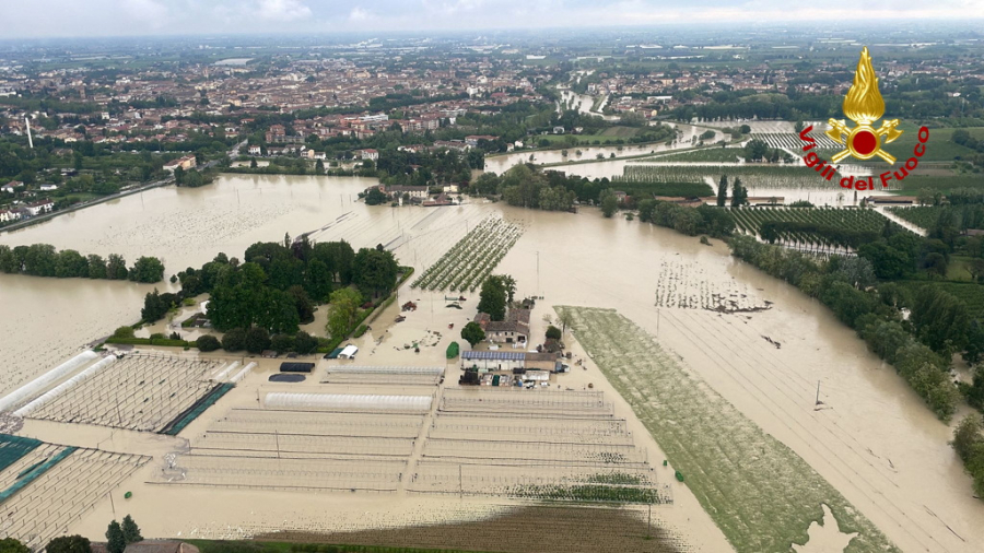 În nordul Italiei, mii de oamenii au fugit din calea inundațiilor devastatoare