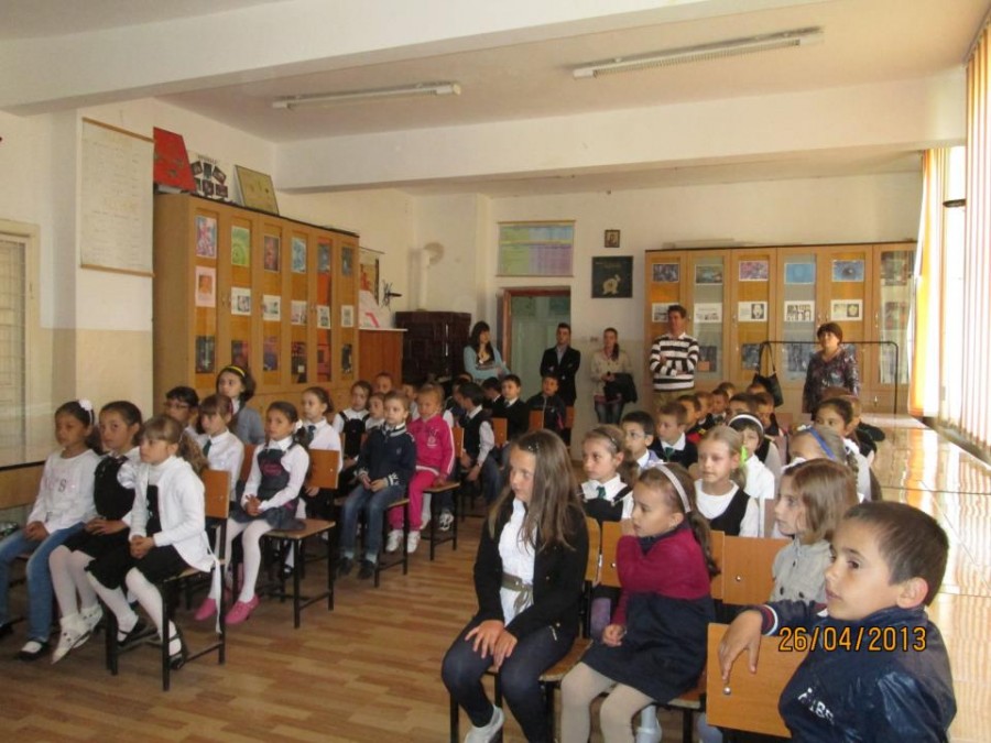 Educaţie sanitară şi civică la Pechea. 1750 de elevi au primit daruri