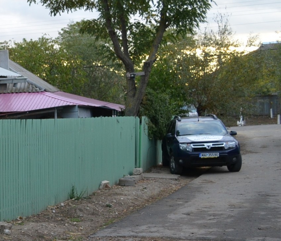 PERCHEZIȚII la contrabandiştii de ţigări. Tutun şi bani "negri", într-o casă sărăcăcioasă (FOTO)