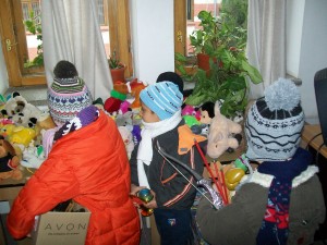 OJP Galaţi aduce şi zâmbete / 500 de jucării pentru copiii săraci