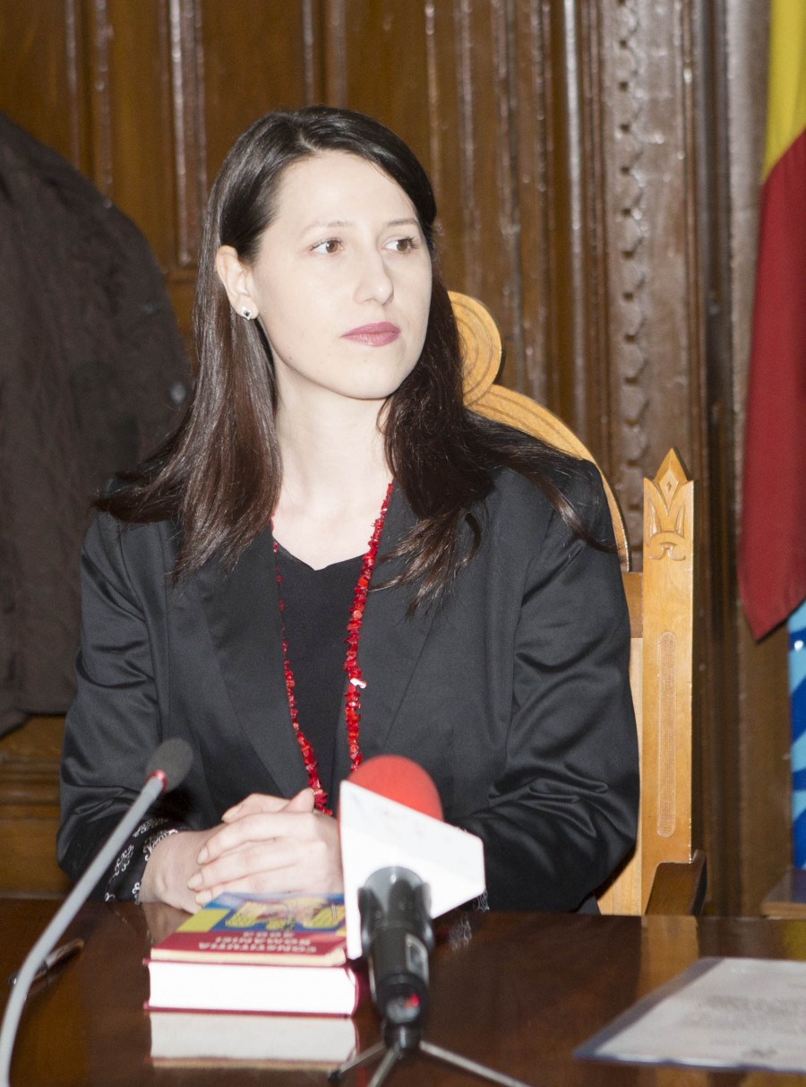 Iuliana Constantinescu, „unsă” în funcţia de subprefect