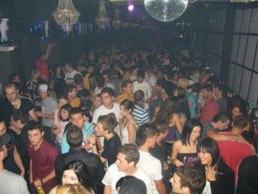 Focuri de armă și răniți, în Clubul Divino 