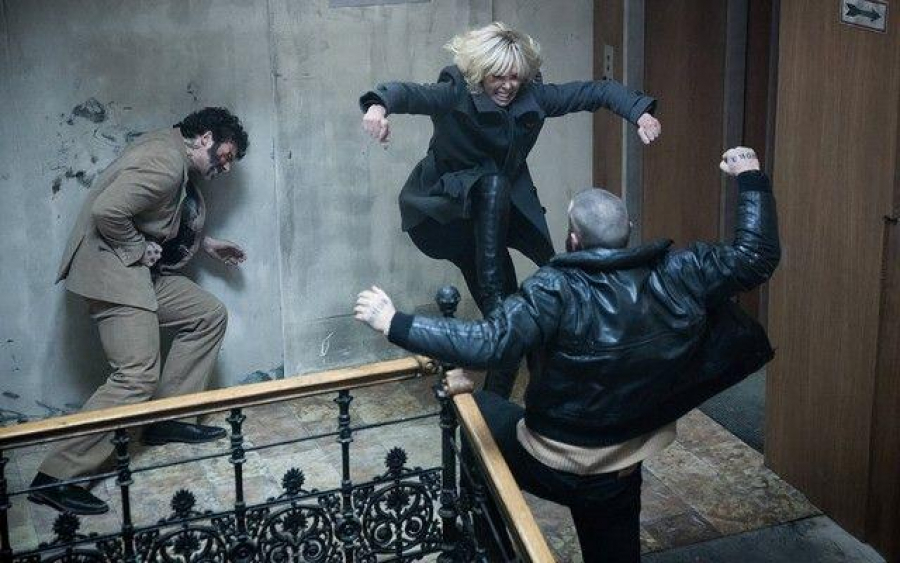 ”Atomic Blonde”, strălucitor şi captivant praf în ochi