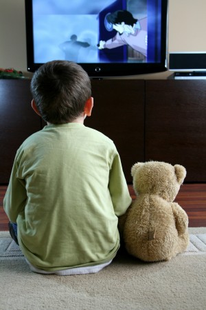 Ce efect are privitul la televizor în exces asupra noastră şi mai ales asupra copiilor
