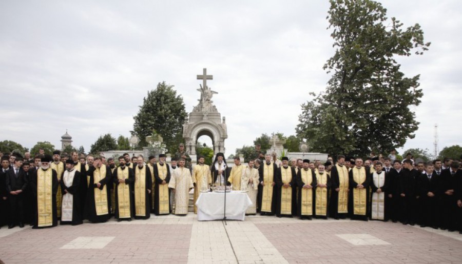 Joi comemorăm Ziua Eroilor/ Depuneri de coroane, dar şi ceremonial militar şi religios