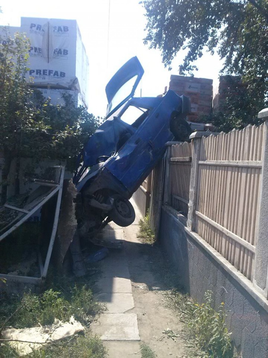 Accident spectaculos la Fârţăneşti. Cu maşina în gardul omului!