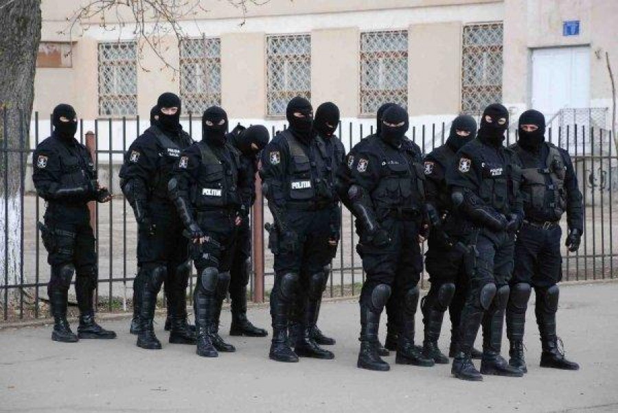TRAFIC RUTIER ÎNCHIS PE STRADA BRĂILEI/ Expoziţie şi exerciţiu cu mascaţii de Ziua Poliţiei