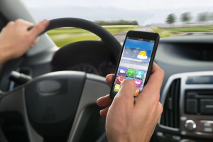 Telefonul la volan te lasă lefter şi fără permis