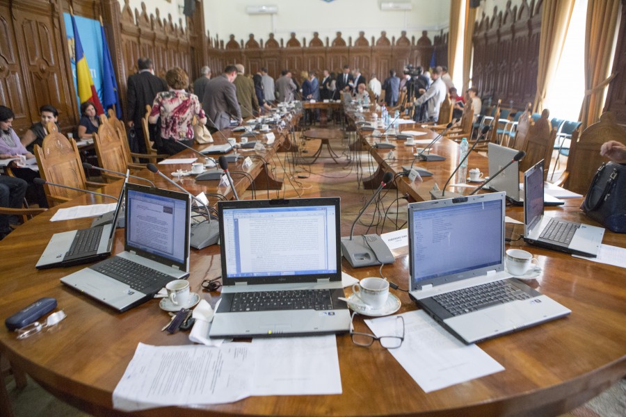 S-a tras linie la încă un an de MANDAT/ În câte şedinţe s-au întrunit ALEŞII judeţeni în 2013