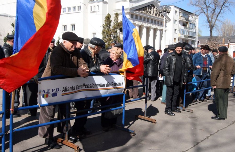 Primarul Marius Stan a fost huiduit de pensionari la protestul din faţa Prefecturii