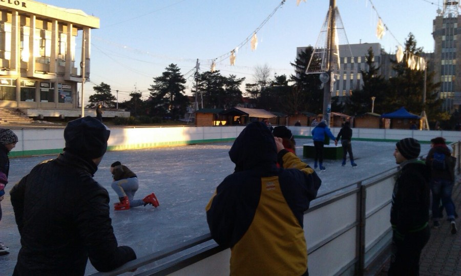 S-a deschis PATINOARUL în aer liber de la Păpădie! Care este PROGRAMUL şi CÂT COSTĂ 