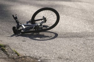Biciclist accidentat din cauza neacordării de prioritate pe o stradă din Galaţi