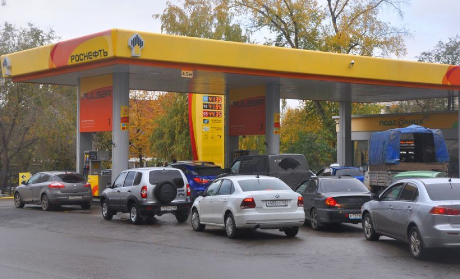 Cozi imense la benzinării, în Rusia