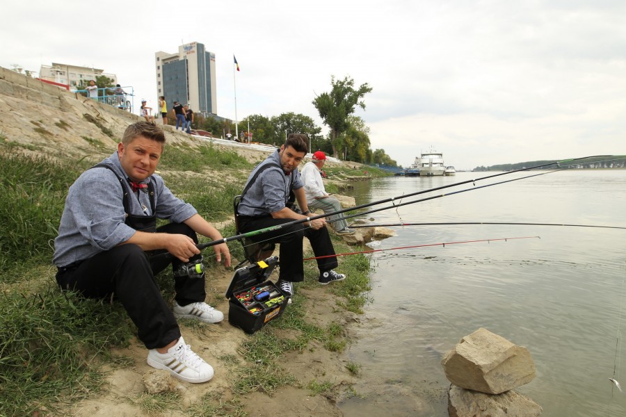 Smiley şi Pavel Bartoş s-au apucat de pescuit la Galaţi