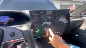 Ecran mobil în noile mașini Tesla