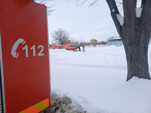 Misiune dificilă a elicopterului SMURD pentru salvarea unui copil. Pista era înzăpezită (VIDEO)