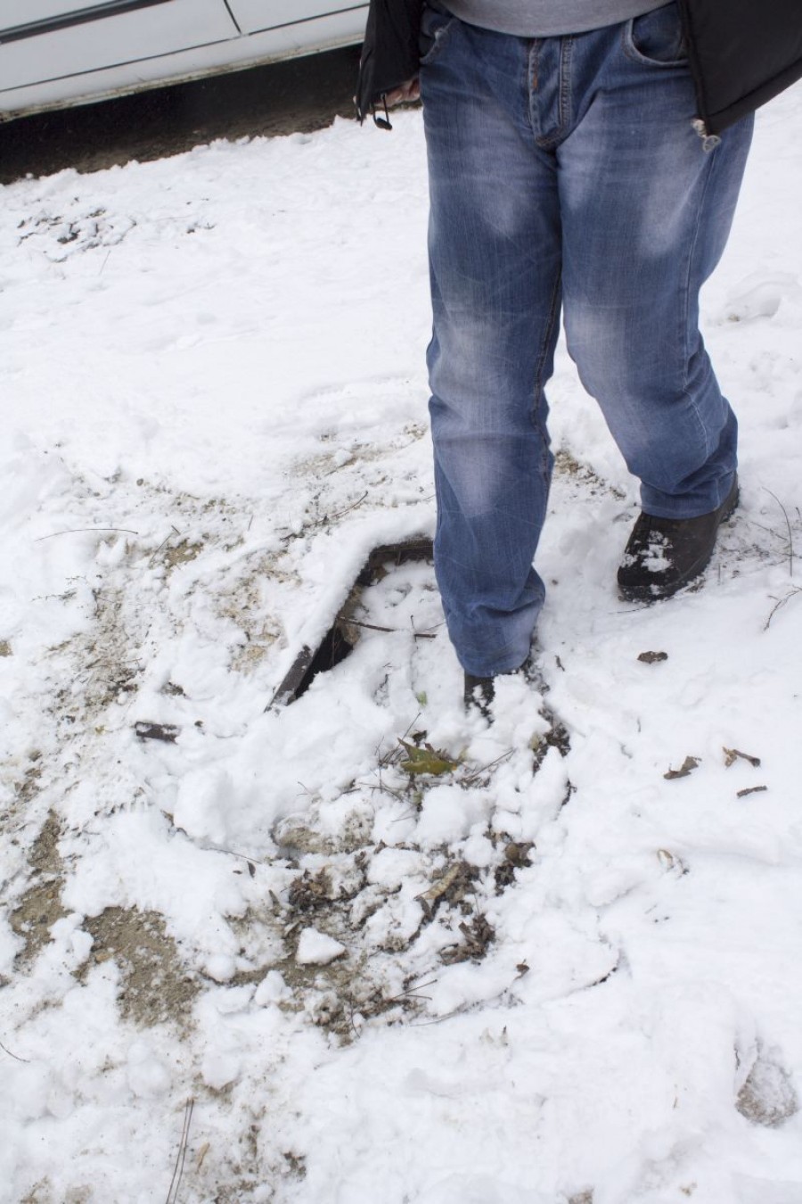 Sport extrem în condiţii de iarnă: Evitarea canalizărilor fără capac