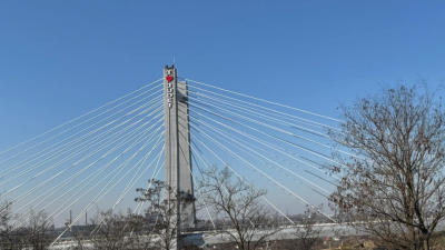 A început montarea declaraţiei de dragoste pe pilonul central al podului hobanat de pe Centură