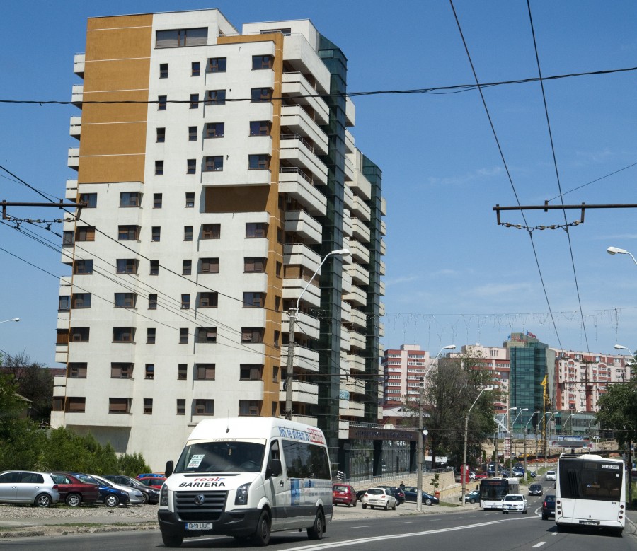 Cât de departe e cea mai apropiată staţie sau trecere de pietoni pentru locuitorii complexului Privillege?