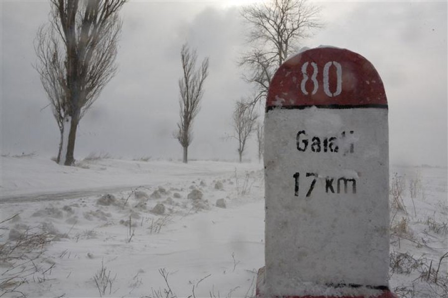 Nimeni nu vrea să deszăpezească drumurile naţionale din Galaţi