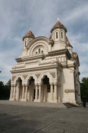 De câţi BANI a construit Arhiepiscopia Dunării de Jos. Principalii finanţatori: primăriile, UE şi enoriaşii