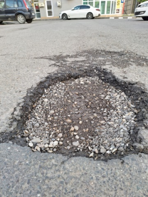 Poza zilei. Gropi &icirc;n centrul oraşului