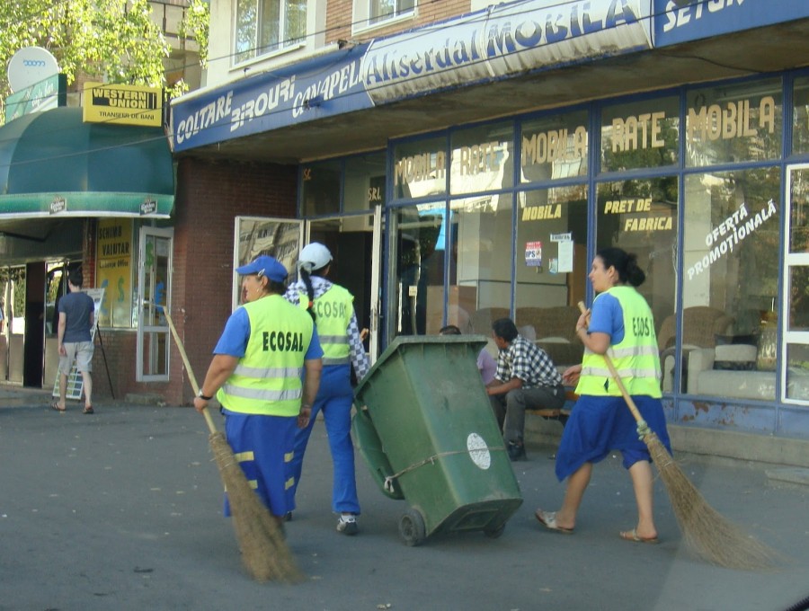 În prima zi de Paşte Ecosal nu ridică gunoiul, dar curăţă străzile